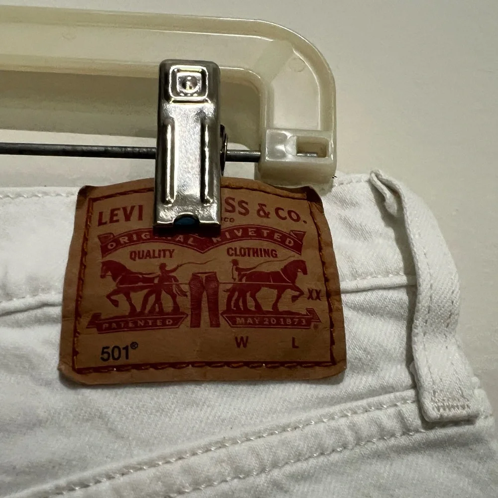Levi's White Asymetric Frayed Hem Jean Shorts 32 - Picture 3 of 5